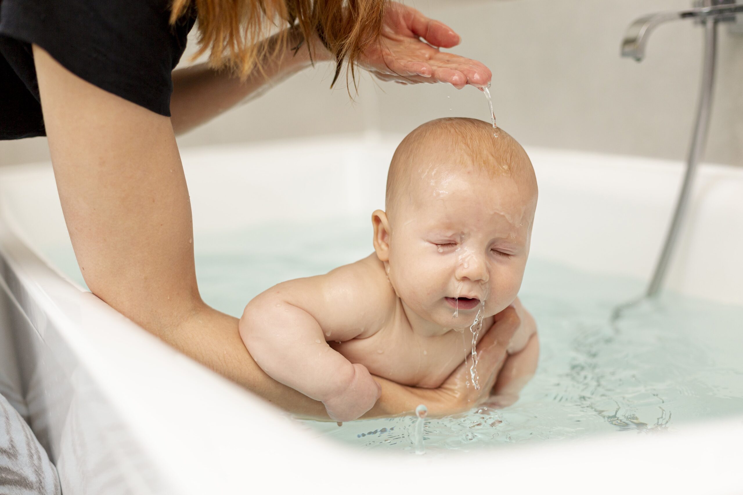 Грижа за бебешката коса – Първо къпане